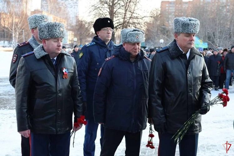 Руководство Управления Росгвардии по Удмуртской Республике приняло участие в церемонии возложения цветов к памятнику воину-интернационалисту