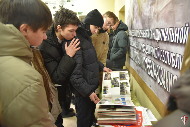 Ижевские студенты побывали в гостях у сотрудников ОМОН Росгвардии