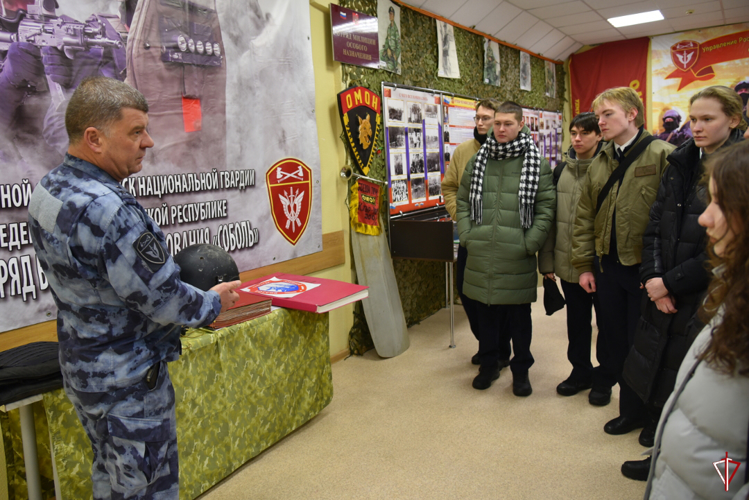 Ижевские студенты побывали в гостях у сотрудников ОМОН Росгвардии
