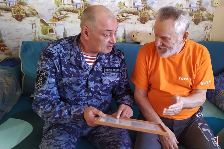 В Удмуртии росгвардейцы поздравили ветерана войск правопорядка с праздником