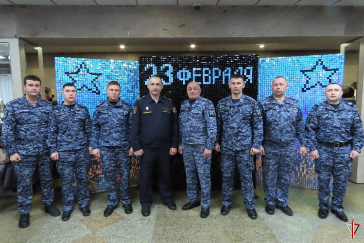 В Удмуртии росгвардейцы поздравили ветерана войск правопорядка с праздником