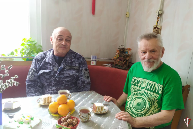 Сотрудники Росгвардии навестили ветерана войск правопорядка, пережившего заточение в «Лагере смерти»