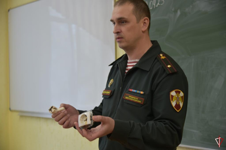 В Ижевске офицер пожарной охраны Росгвардии провел занятия с кадетами подшефной школы