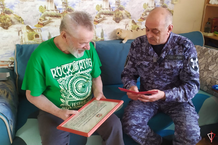 Сотрудники Росгвардии навестили ветерана войск правопорядка, пережившего заточение в «Лагере смерти»