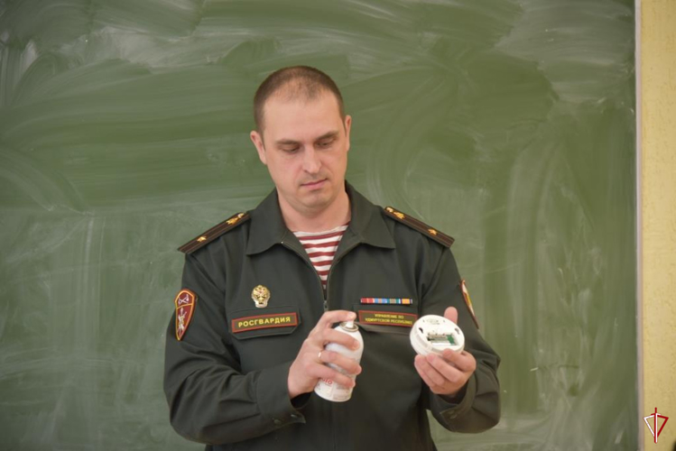 В Ижевске офицер пожарной охраны Росгвардии провел занятия с кадетами подшефной школы