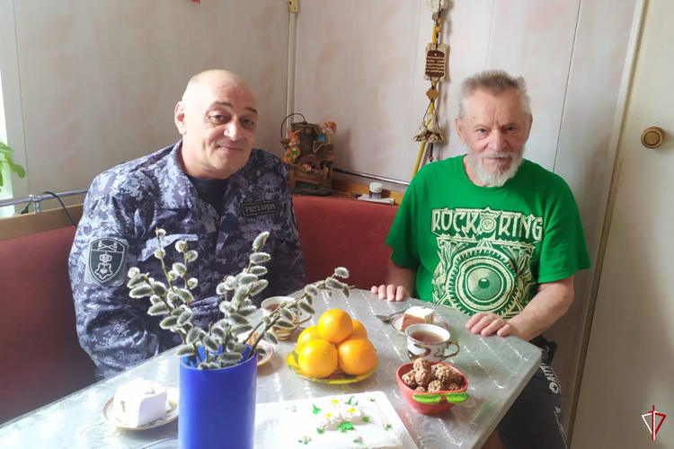 Сотрудники Росгвардии навестили ветерана войск правопорядка, пережившего заточение в «Лагере смерти»