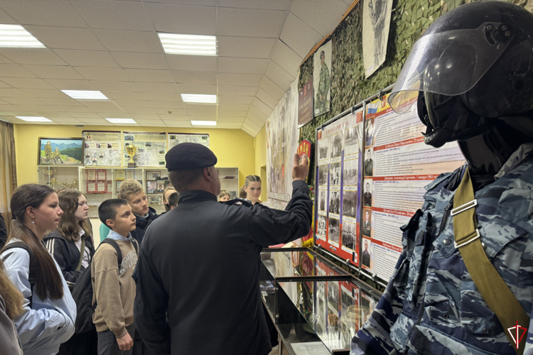 В Удмуртии школьники побывали в гостях у сотрудников ОМОН Росгвардии