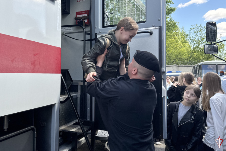 В Удмуртии школьники побывали в гостях у сотрудников ОМОН Росгвардии