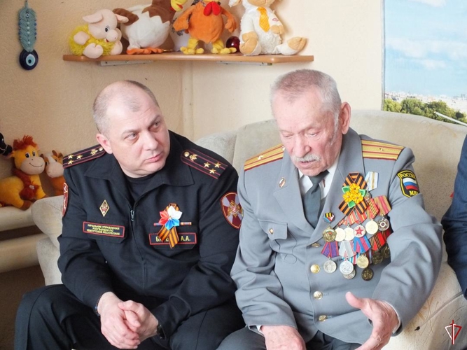 В Удмуртии сотрудники Росгвардии поздравили ветерана войск правопорядка майора милиции в отставке с Днем Победы 