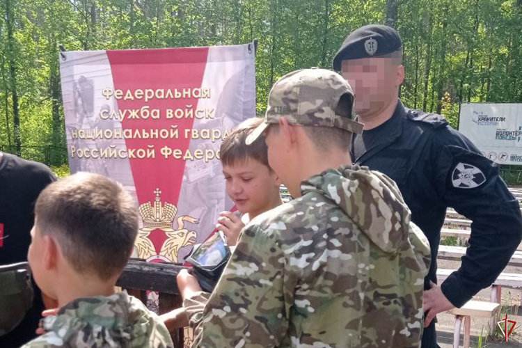 Сотрудники спецназа Управления Росгвардии по Удмуртской Республике рассказали участникам проекта «Зарница 2.0» о своей службе