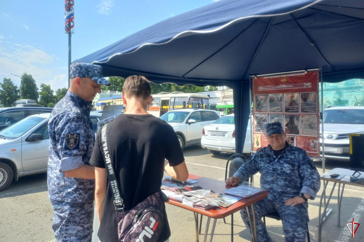 В Удмуртии провел работу мобильный агитационный пункт приема на службу в Росгвардию