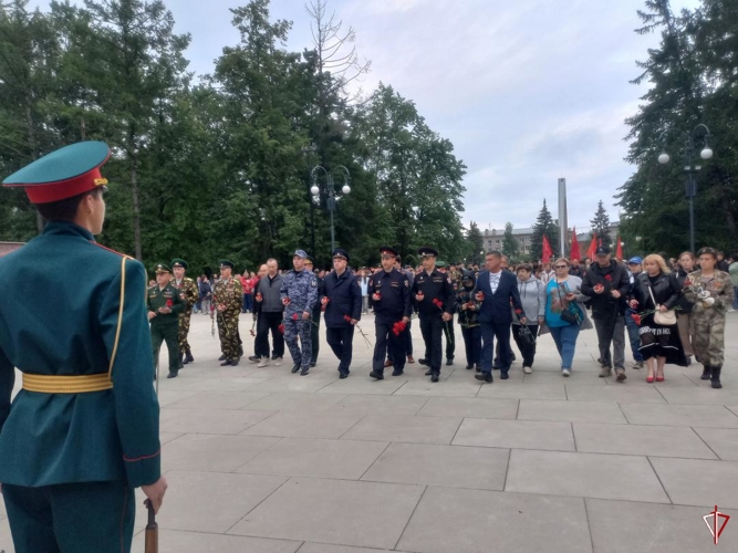 В Удмуртии росгвардейцы приняли участие в акции «Свеча памяти» в память о погибших в годы Великой Отечественной войны