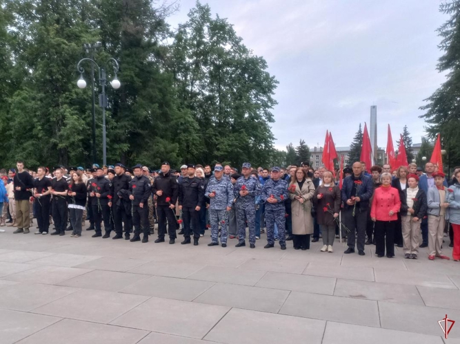 В Удмуртии росгвардейцы приняли участие в акции «Свеча памяти» в память о погибших в годы Великой Отечественной войны