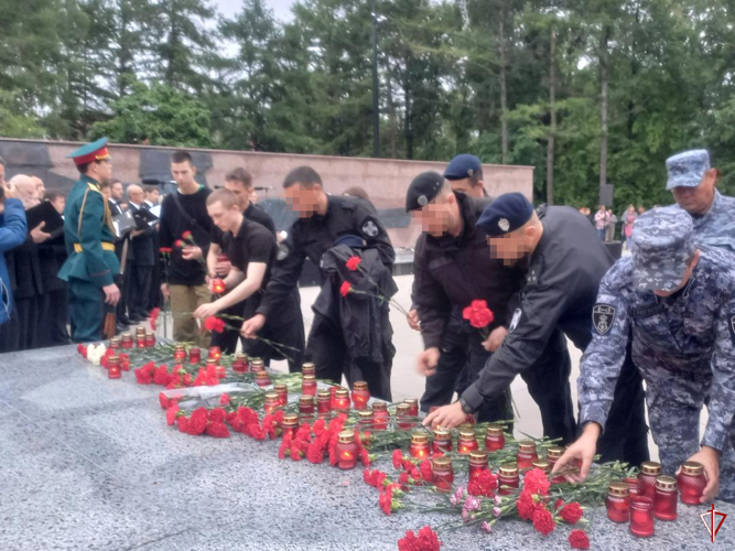 В Удмуртии росгвардейцы приняли участие в акции «Свеча памяти» в память о погибших в годы Великой Отечественной войны