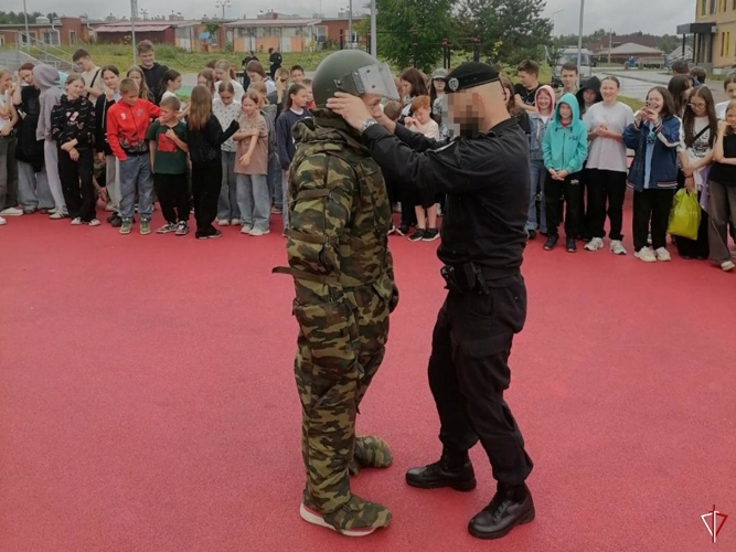 В Удмуртии в рамках акции «Каникулы с Росгвардией» сотрудники спецназа провели урок мужества для школьников