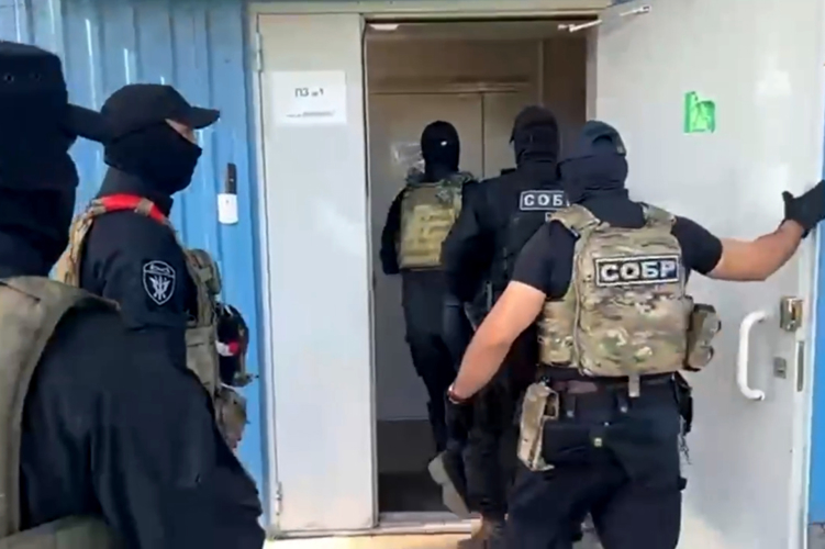 В Удмуртии при содействии спецназа Росгвардии задержан сотрудник исправительного учреждения и его экс-коллега, подозреваемые в превышении должностных полномочий