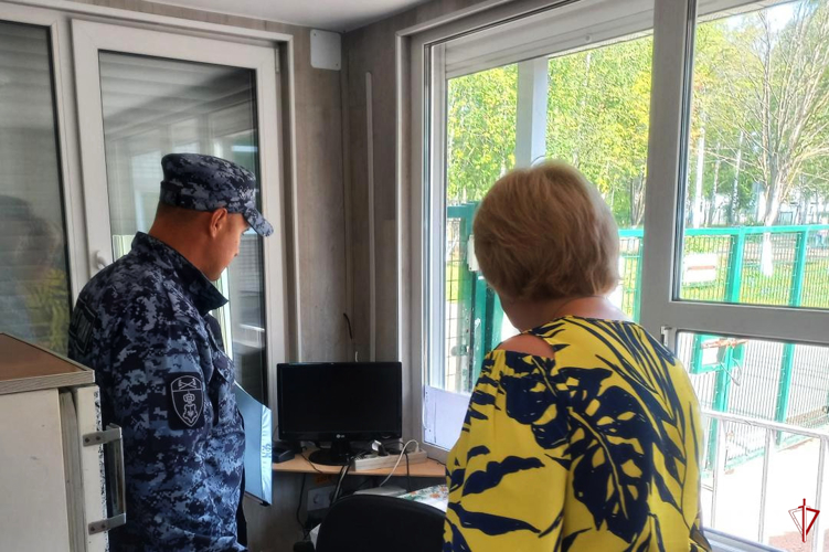 Сотрудники Управления Росгвардии по Удмуртской Республике проводят проверку антитеррористической защищенности образовательных учреждений