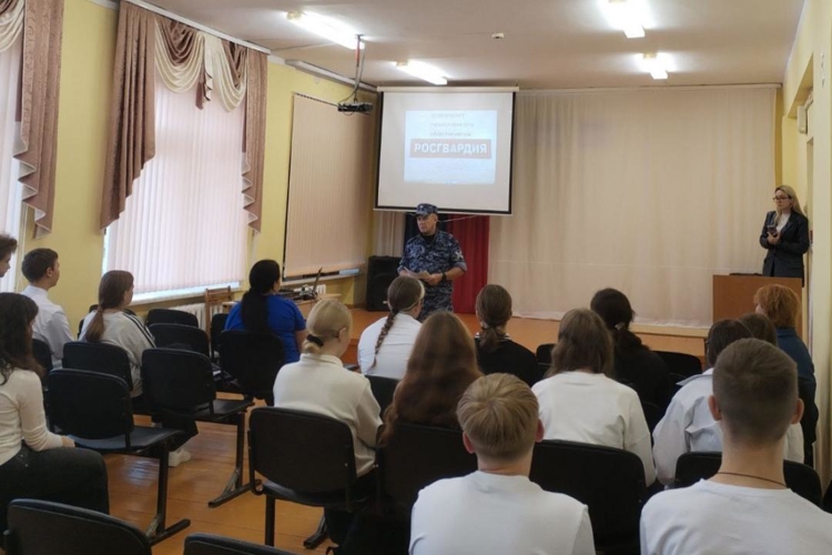 В Удмуртии росгвардейцы провели урок мужества для школьников