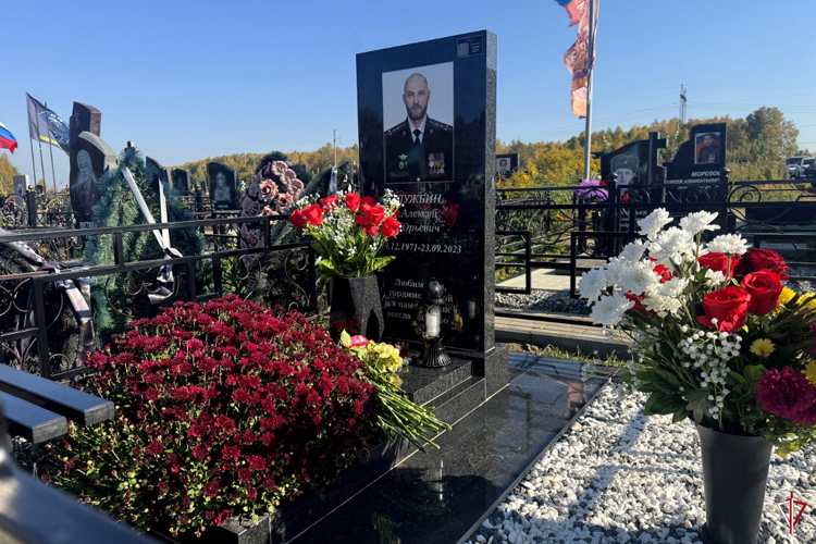 В Удмуртии росгвардейцы почтили память коллеги, погибшего при выполнении служебного долга