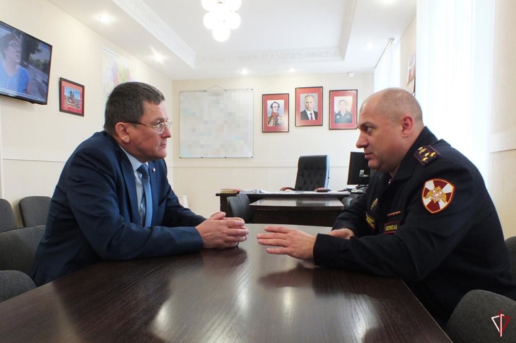 В Удмуртии сотрудники Росгвардии поздравили ижевского конструктора оружия Дмитрия Лебедева с 60-летием