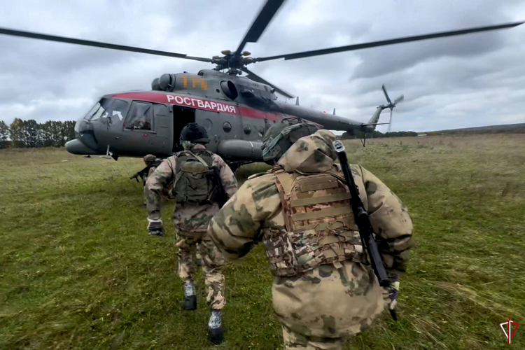 В Удмуртии сотрудники спецназа Росгвардии отработали навыки беспарашютного десантирования с вертолета
