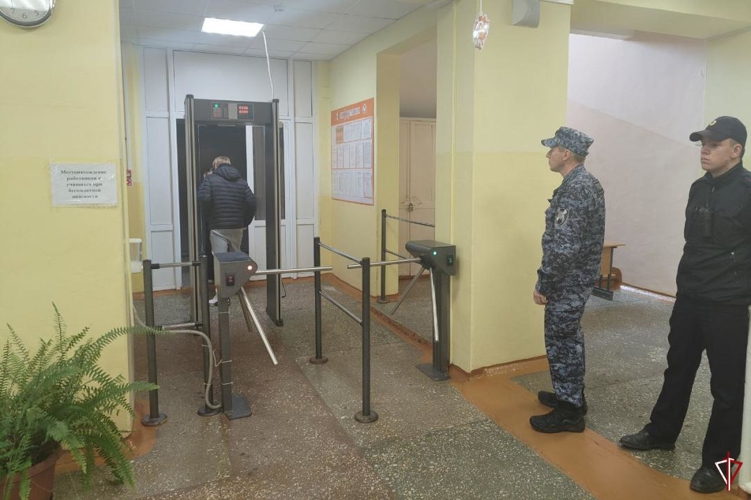 В Удмуртии росгвардейцы обеспечили охрану порядка в День Знаний