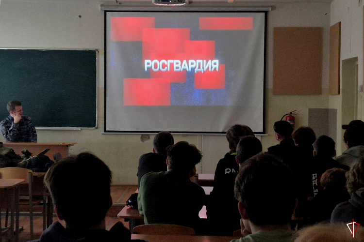 Росгвардейцы провели урок патриотизма с учащимися ижевского техникума