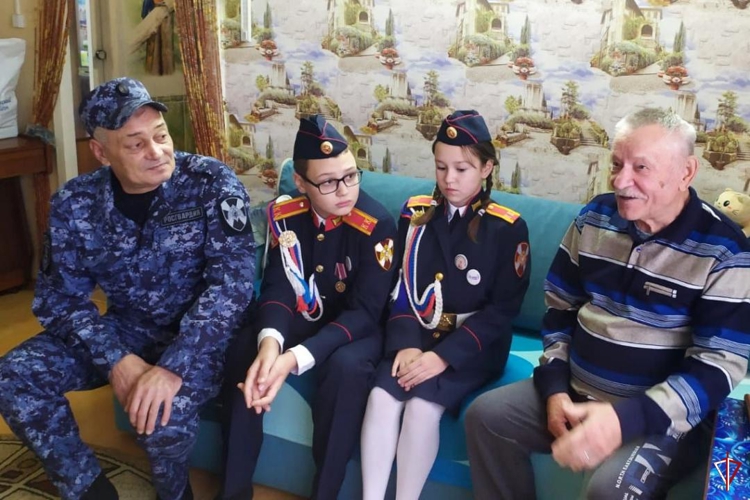 В Удмуртии сотрудники вневедомственной охраны Росгвардии поздравили ветерана службы с профессиональным праздником
