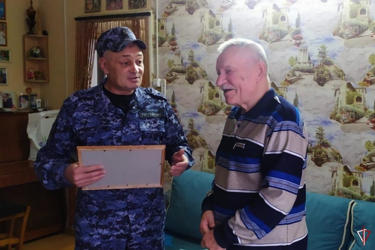 В Удмуртии сотрудники вневедомственной охраны Росгвардии поздравили ветерана службы с профессиональным праздником