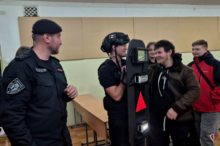 Росгвардейцы провели урок патриотизма с учащимися ижевского техникума
