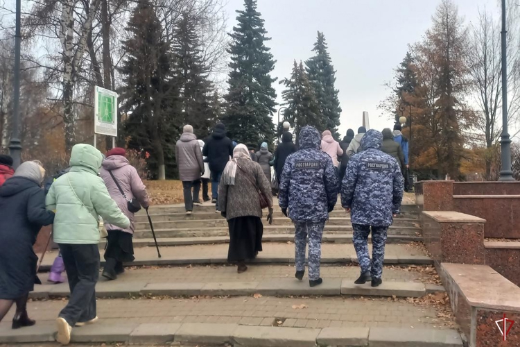 В Удмуртии сотрудники Росгвардии приняли участие в крестном ходе в честь праздника Казанской иконы Божьей матери
