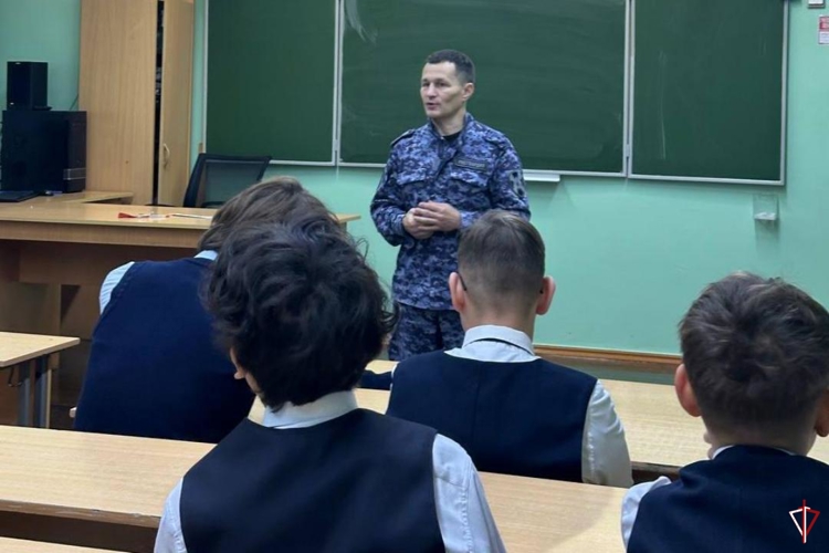 В Удмуртии прошел урок мужества, посвященный памяти сотрудников войск правопорядка, погибших при исполнении служебного долга