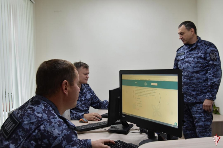 В Удмуртии сотрудники и военнослужащие Росгвардии присоединились к Всероссийской акции «Большой этнографический диктант»