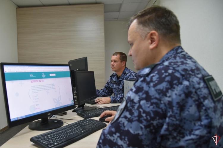В Удмуртии сотрудники и военнослужащие Росгвардии присоединились к Всероссийской акции «Большой этнографический диктант»
