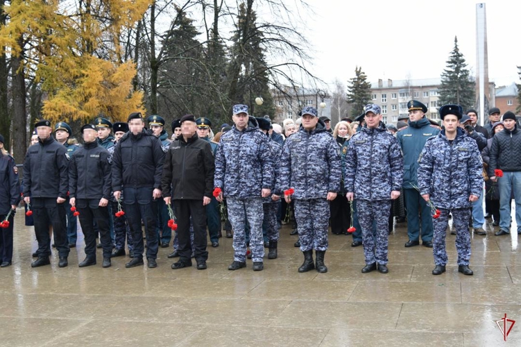 В Удмуртии сотрудники и военнослужащие Росгвардии возложили цветы к бюсту М.Т. Калашникова