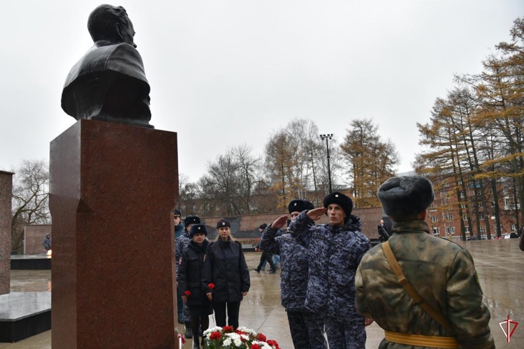 В Удмуртии сотрудники и военнослужащие Росгвардии возложили цветы к бюсту М.Т. Калашникова