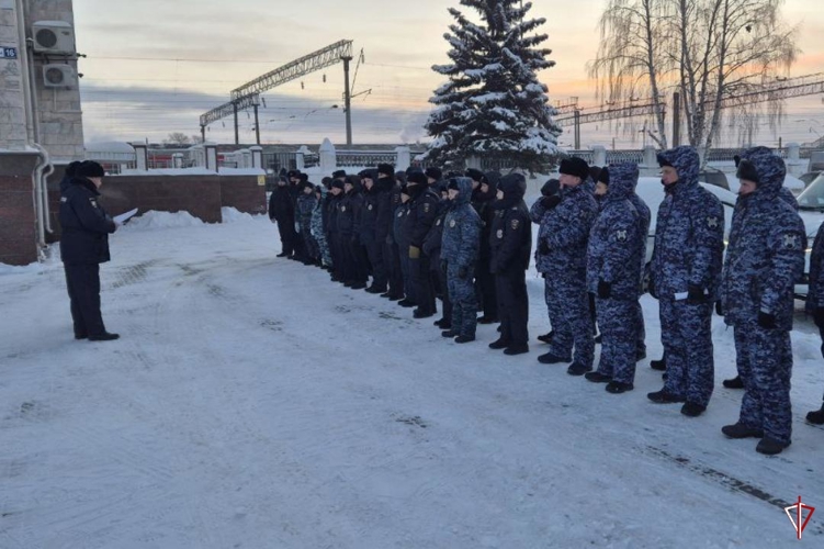 В Удмуртии сотрудники Росгвардии обеспечили правопорядок во время прибытия в республику поезда Деда Мороза (видео)