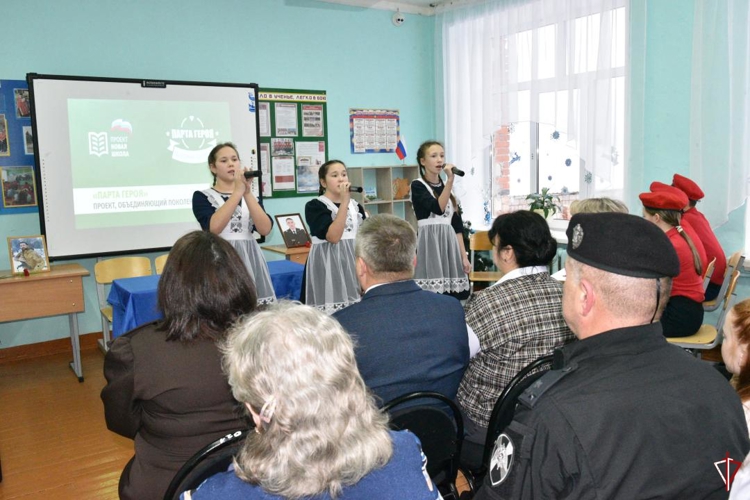 В Удмуртии сотрудники Росгвардии приняли участие в открытии «Парты Героя» в честь погибшего коллеги
