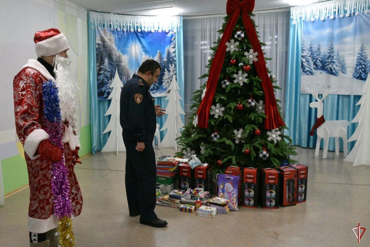 В Удмуртии росгвардейцы в рамках акции «Дед Мороз специального назначения» поздравили воспитанников реабилитационного центра (видео)