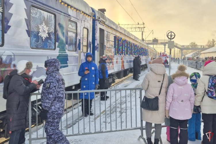 В Удмуртии сотрудники Росгвардии обеспечили правопорядок во время прибытия в республику поезда Деда Мороза (видео)