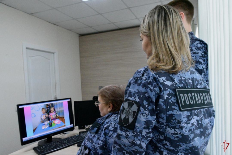 В Удмуртии росгвардейцы в рамках акции «Дед Мороз специального назначения» поздравили воспитанников реабилитационного центра (видео)