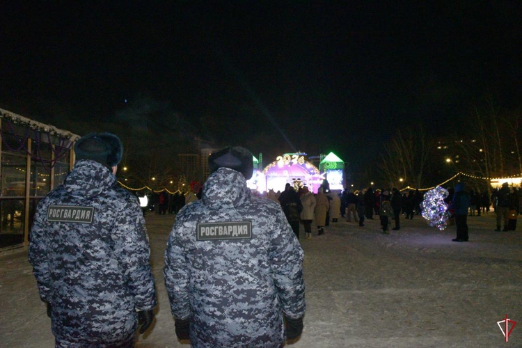 В Удмуртии в новогоднюю ночь росгвардейцы обеспечили охрану общественного порядка при проведении праздничных мероприятий