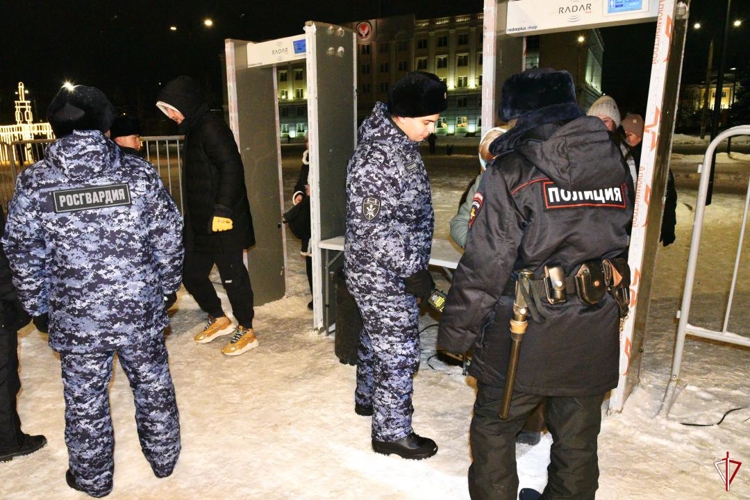 В Удмуртии в новогоднюю ночь росгвардейцы обеспечили охрану общественного порядка при проведении праздничных мероприятий
