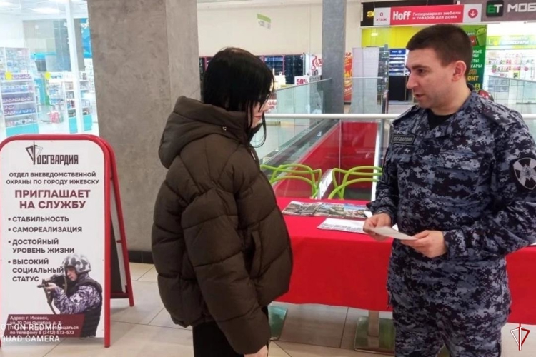 В торговом центре Ижевска начал работать мобильный пункт приема на службу в Росгвардию