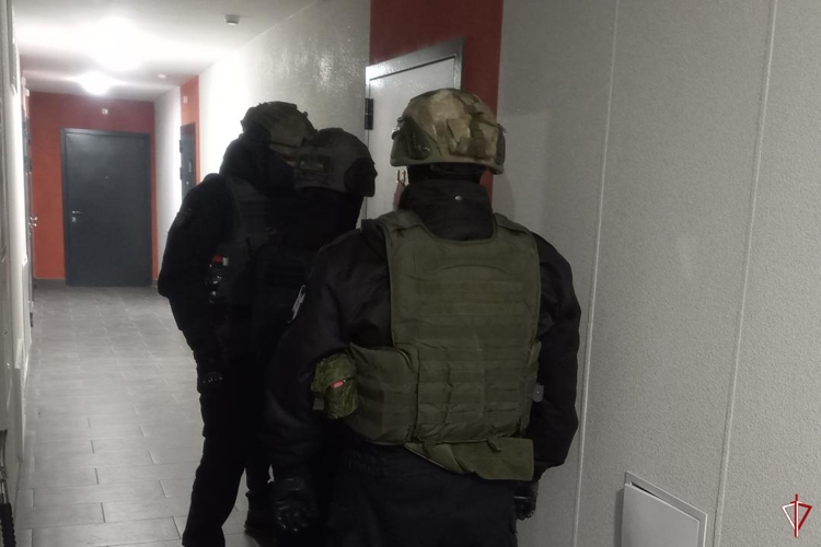 В Удмуртии при силовой поддержке спецназа Росгвардии задержаны подозреваемые в мошенничестве в отношении участника СВО (видео)