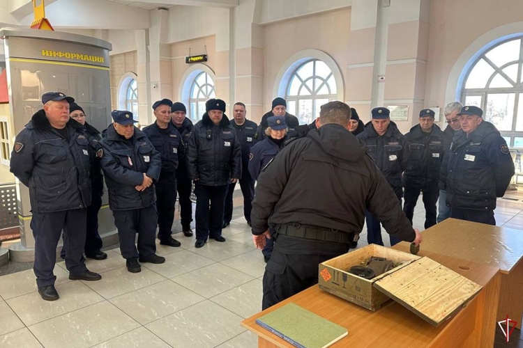 В Удмуртии сотрудники спецназа Росгвардии провели занятие с представителями железнодорожного транспорта