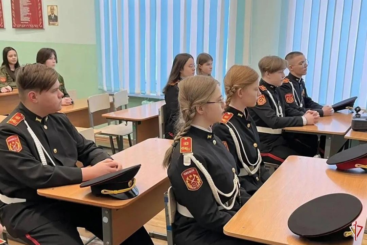 Сотрудники спецназа провели Урок мужества для учащихся школы кадетского движения города Ижевска
