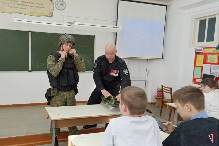 Школьников Удмуртии знакомят с историей войск национальной гвардии Российской Федерации