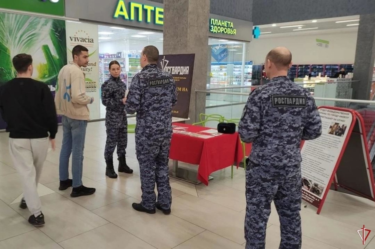 В торговом центре Ижевска начал работать мобильный пункт приема на службу в Росгвардию