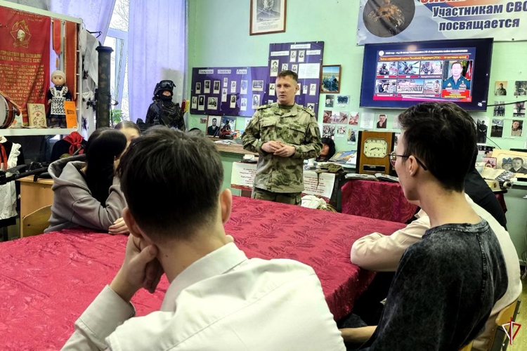 В Удмуртии в рамках акции «Дни Росгвардии» военнослужащие Воткинского батальона встретились со школьниками